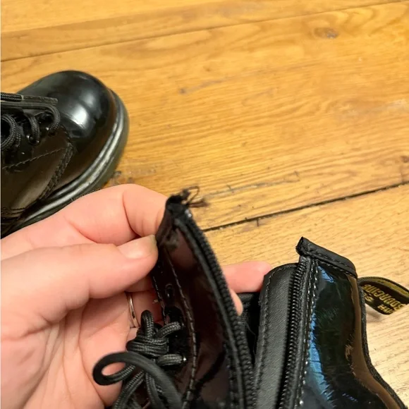 Dr. Martens Shiny Black Kids Boots size 10 - Picture 7 of 9